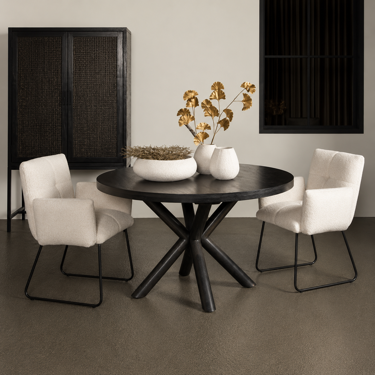 Selva round dining table