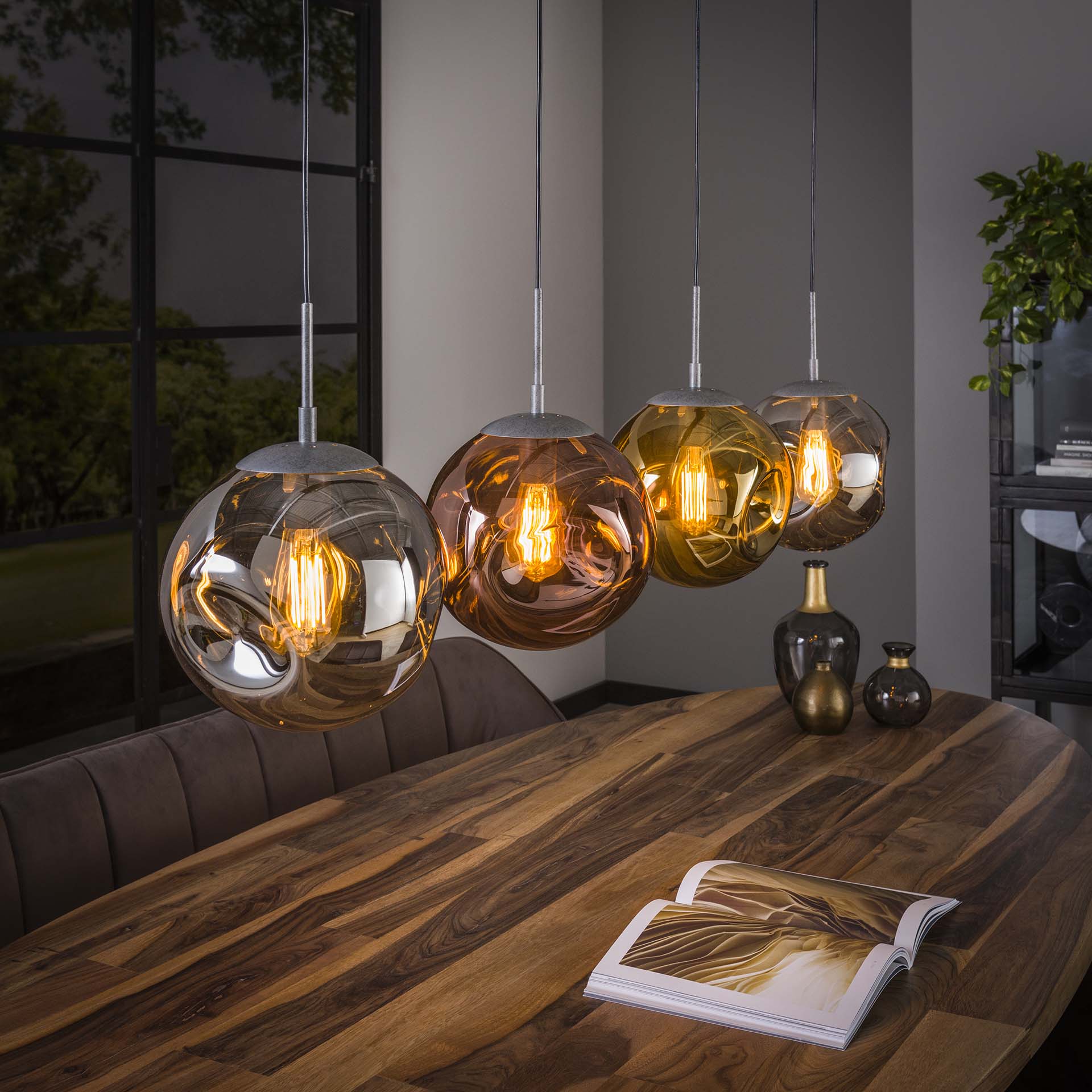 Hanglamp met 4 glazen lampenkappen