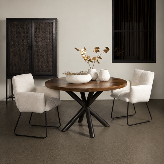 Selva round dining table